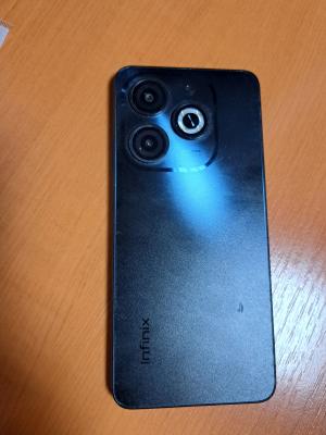 Mobilný telefón zn. Infinix, tmavej farby, s rozbitým sklom 1